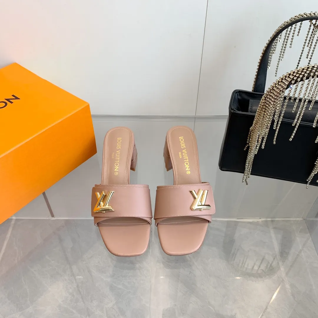👟👟Ex-factory price 520👟👟 LV | Louis Vuitton ²⁰²³ 𝐬𝐬 🧡💚2️⃣0️⃣2️⃣4️⃣Early spring new model, top version⚠️ The counter features the latest models, square toe sandals, hard goods are new🆕 ❥Purchase level! Full of high-end feel! A popular model among bloggers at home and abroad, it’s retro and fashionable and looks amazing on your feet! Mainly recommended model on the official website★ ━━━━━ ЅᏇєєt ━━━━━ ▪️Upper: original cowhide + metal buckle ▪️Lining: imported goatskin lining ▪️Outsole: original Italian leather outsole ▪️Heel height: 5.5cm 9cm ▪️Shoe size: 35-39 (40 and 41 customized items are not returnable or exchangeable)